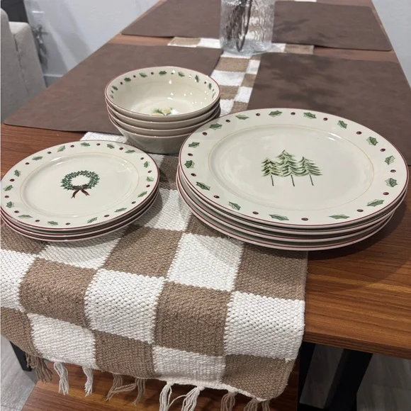 Set of 11 Vintage Merry Brite holiday dinner plates, bowls, & dessert plates - Picture 2 of 3